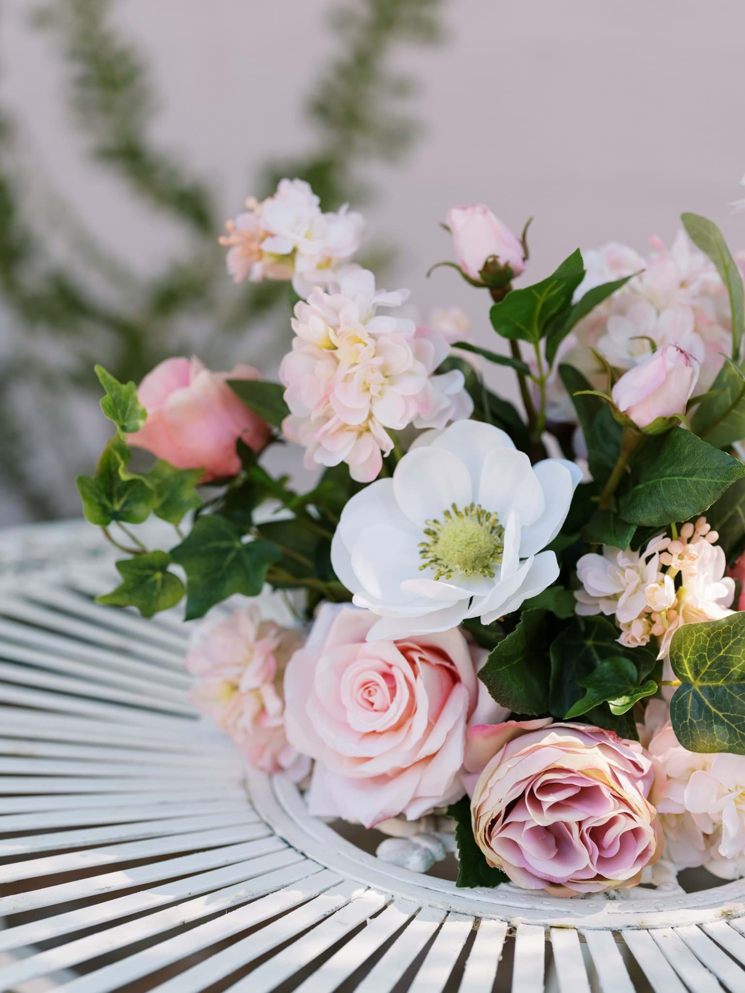 Picture of Charlotte Vaseless Centerpiece